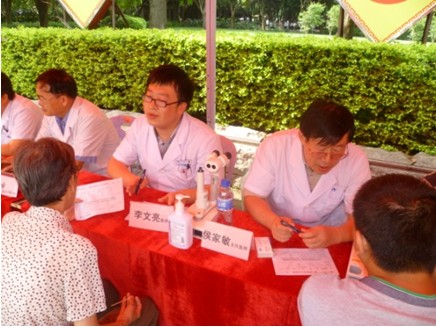 侯家敏教授和李文亮醫師在回答群眾問題