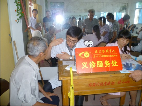 南安詩山鎮村民正在排隊等候檢查眼疾
